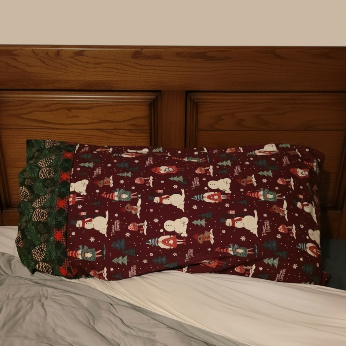 Christmas Pillowcases – 100% Cotton Holiday Pillow Covers for a Cozy Festive Bedroom